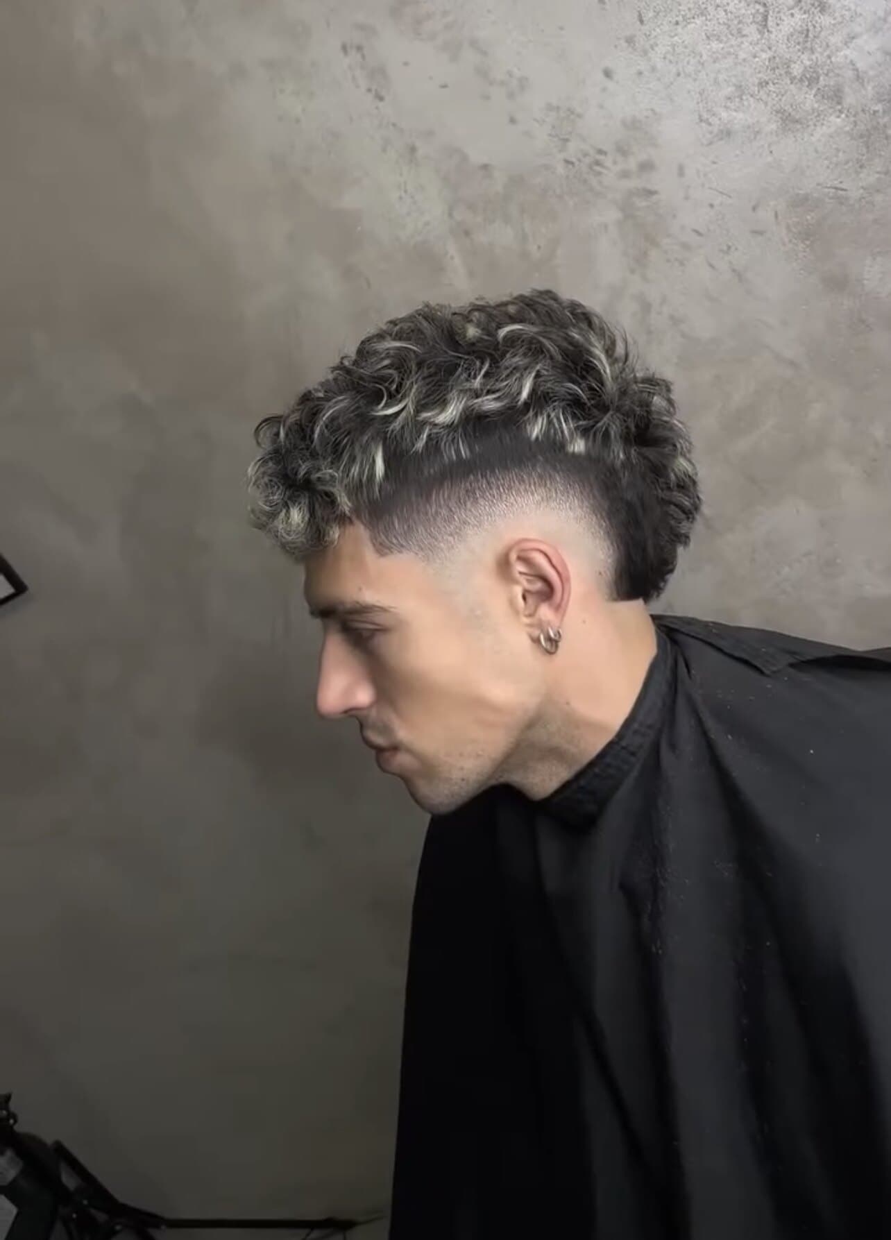 Mechas plata: Rizo natural · mid fade