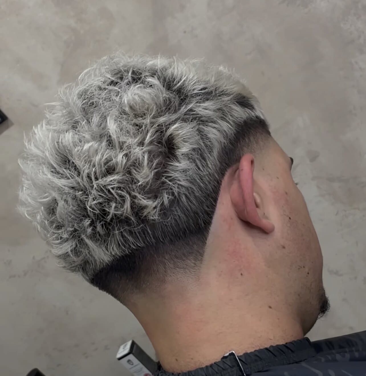 Mechas en rizo: Taper · nuca limpia